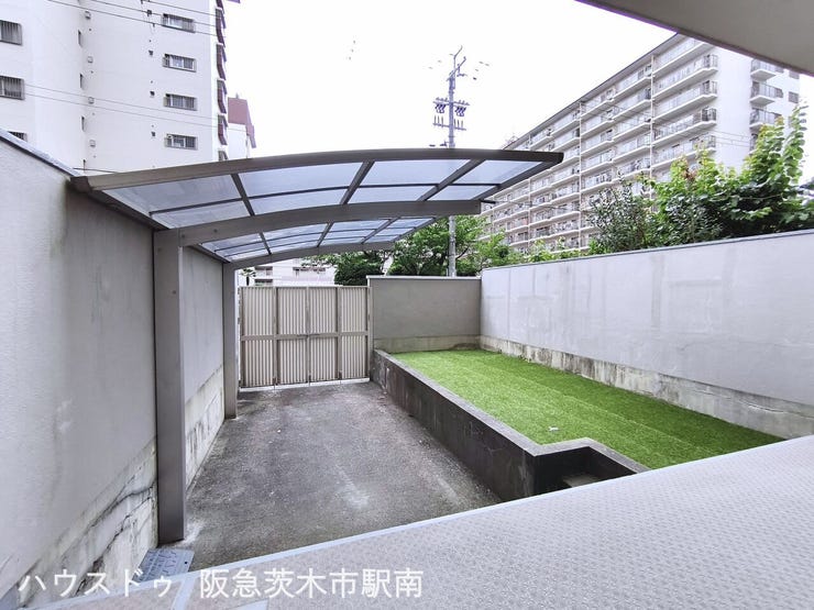 【庭】
専用駐車場付き