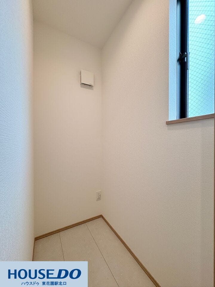 白を基調とした清潔感ある空間☆コンパクトながら機能的なコンセントや換気扇が完備され、家電設置もスムーズ。日差しが差し込む小窓が心地よく、ちょっとした作業や収納のスペースとしても重宝しそう♪