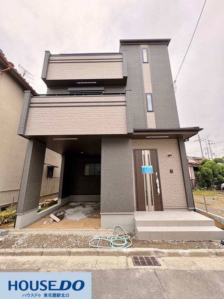 シックなグレーと上品な木目調を組み合わせた、モダンなデザインの外観!玄関横には愛車を雨風から守るビルドインガレージが備わっており、荷物の出し入れもスムーズ。毎日の帰宅が楽しみになる佇まいです☆