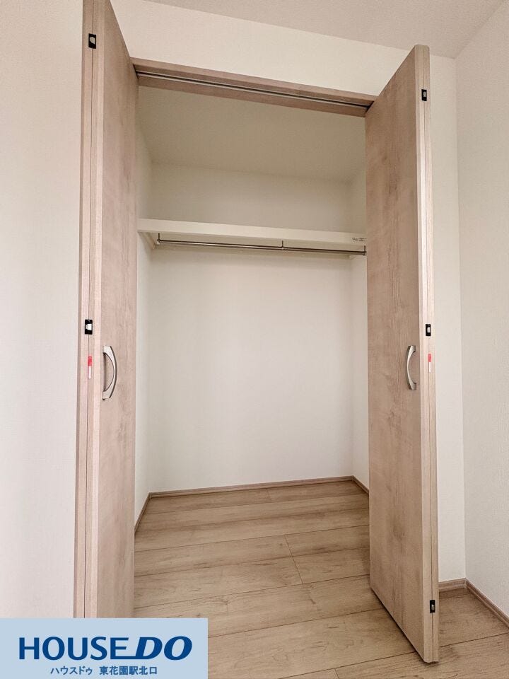 枕棚とハンガーパイプが備わった、使い勝手の良いシステムクローゼット!衣類を掛けたまま綺麗に保管でき、足元には収納ボックスも置ける広さ☆お部屋にモノを出さずに片付くため、室内を広く使えます!