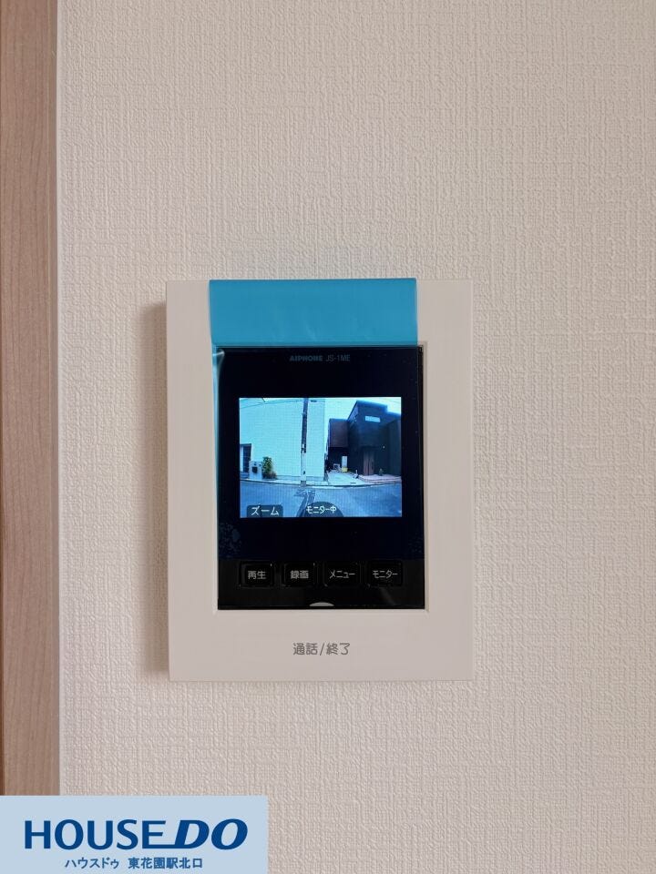 来客の顔を室内からしっかり確認できる、カラー液晶のTVモニター付きインターホン!ズームや録画の機能も付いており、防犯面でも頼りになります。夜間の対応や留守中の訪問者のチェックもできて安心感☆