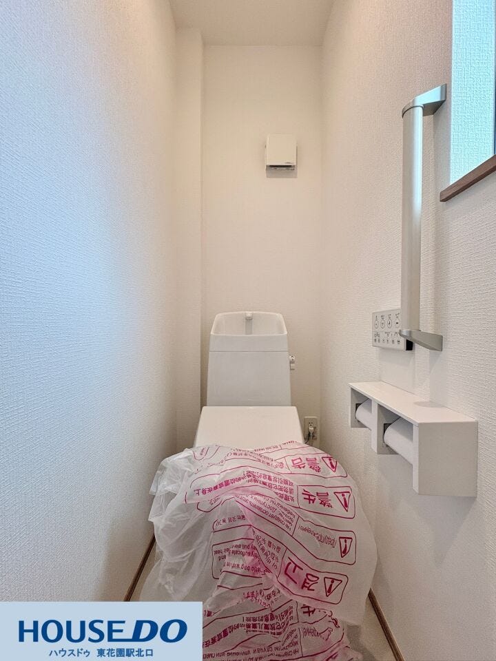 手洗いがスムーズにできるタンク一体型の温水洗浄便座トイレ!立ち座りを優しくサポートする頑丈な手すりや、2つのロールをセットできるペーパーホルダーが整っており、毎日快適に使用できる設計の空間です☆
