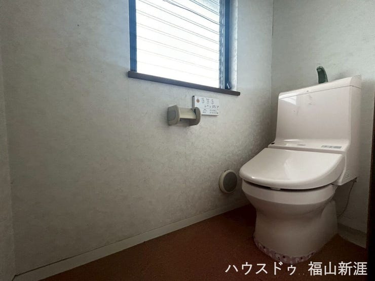 窓付きのトイレスペース。陽射し差し込む明るい空間となっております。また、換気環境も良好です。