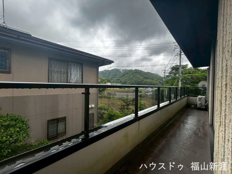 幅のあるスカイバルコニー。外干し派の方やお布団など大きいものはお日様に当てて干したいですね♪