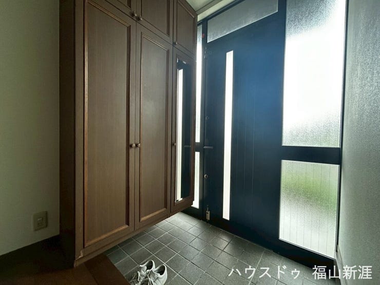 玄関窓にも小窓がありどこでも光を取り込める工夫があります。収納もシンプルでスッキリとした印象です◎