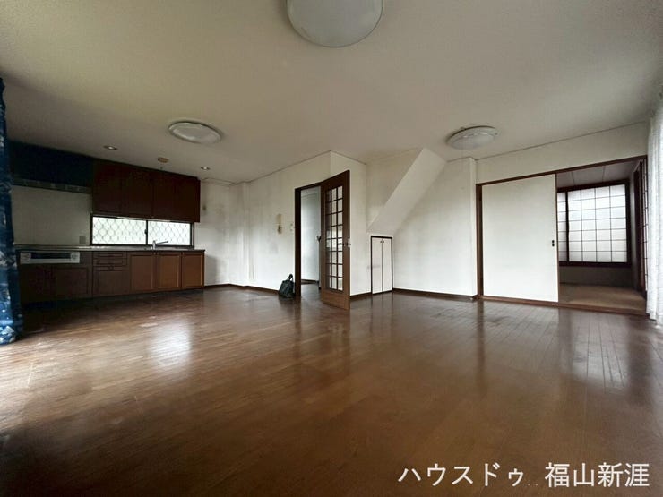 20帖以上の広々リビングです♪
開放感もあり、ゆったりと過ごすことができます◎