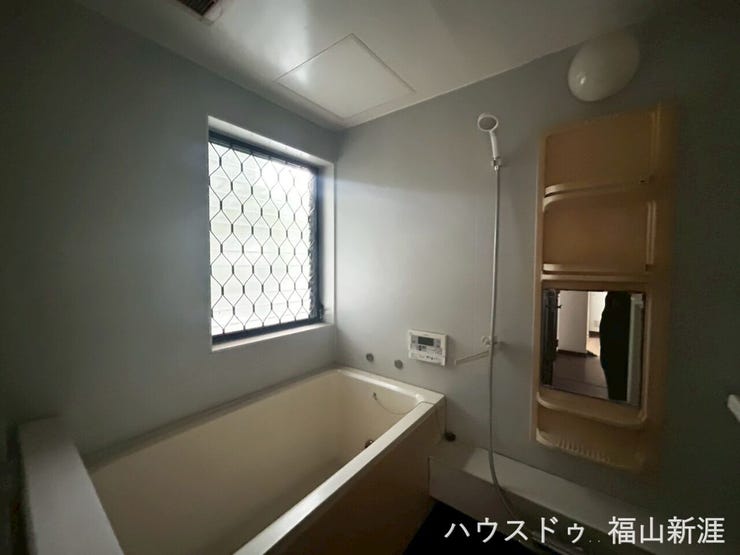 大きなバスタブに窓付きで換気もできます◎