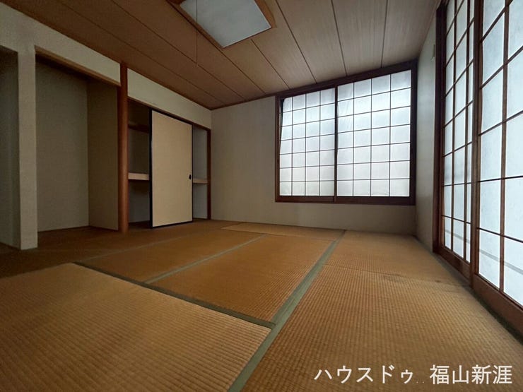 8.5帖の和室になります♪
和室はお子様の遊び場やお泊りの際等使い方様々です♪お昼寝スペースとしても最適です。