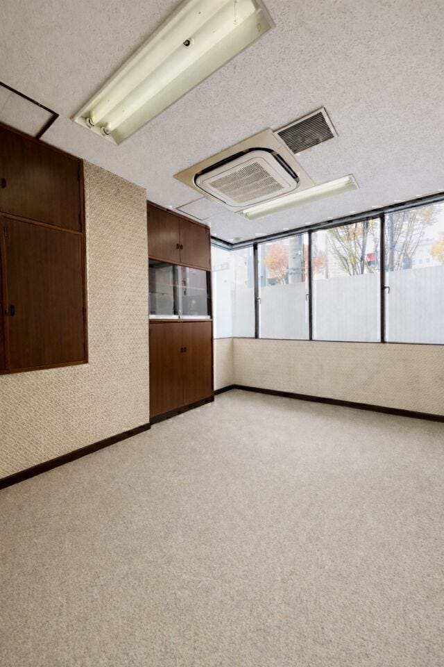 ※室内の家具修正をしています
