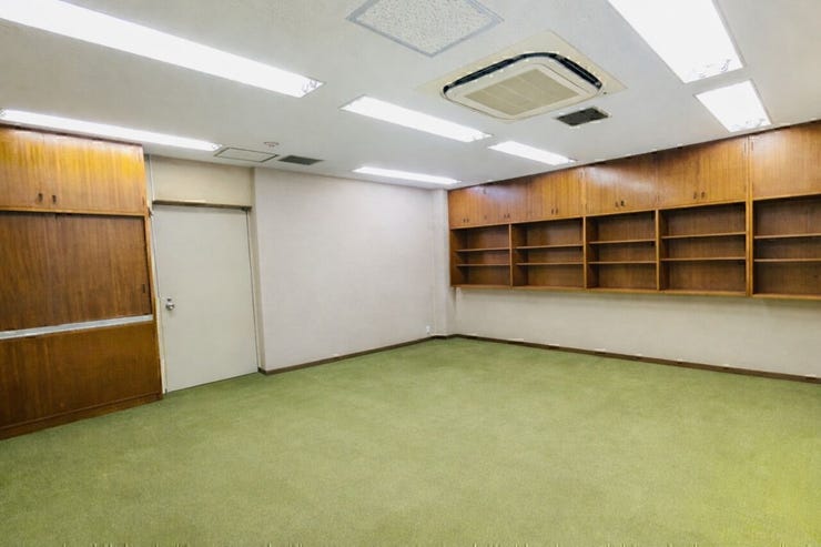 ※室内の家具修正をしています