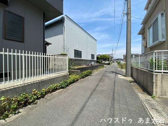 幅員約3mの前面道路です。セットバックが必要となりますが、緊急車両なども入ってこれるようになるので災害時にも安心ですね。