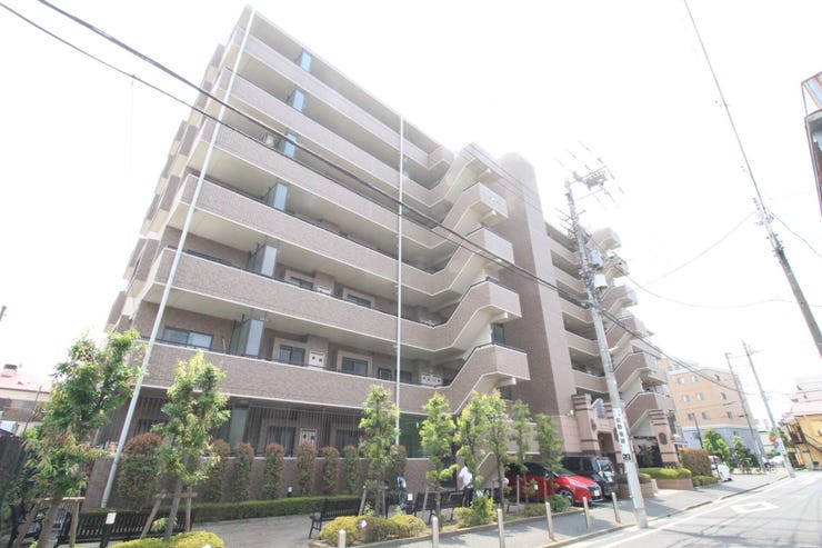 【外観】
その邸が魅せる、気品・上質・重厚感・極細やかさ、そのすべては訪れた者に安らぎと品性を与える特別な空間です。