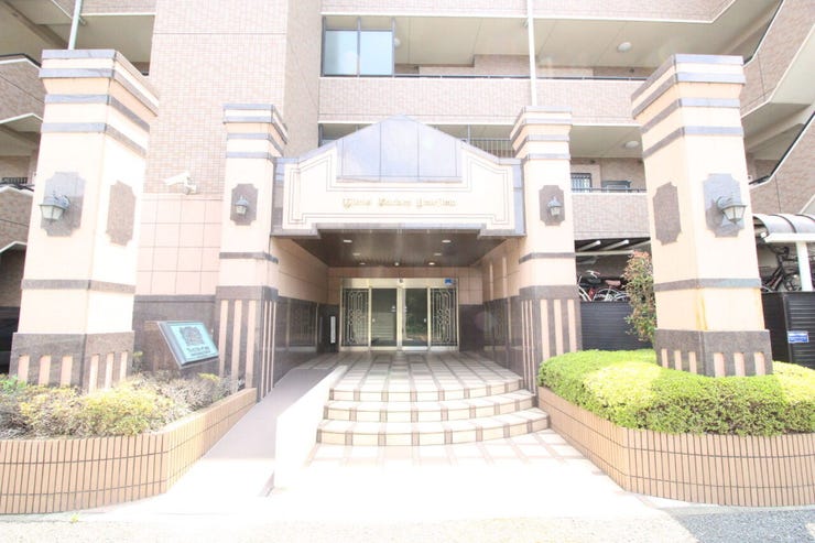 重厚な趣のエントランスとなっております。訪れる方、お住まいの方、優しく出迎えてくれます。