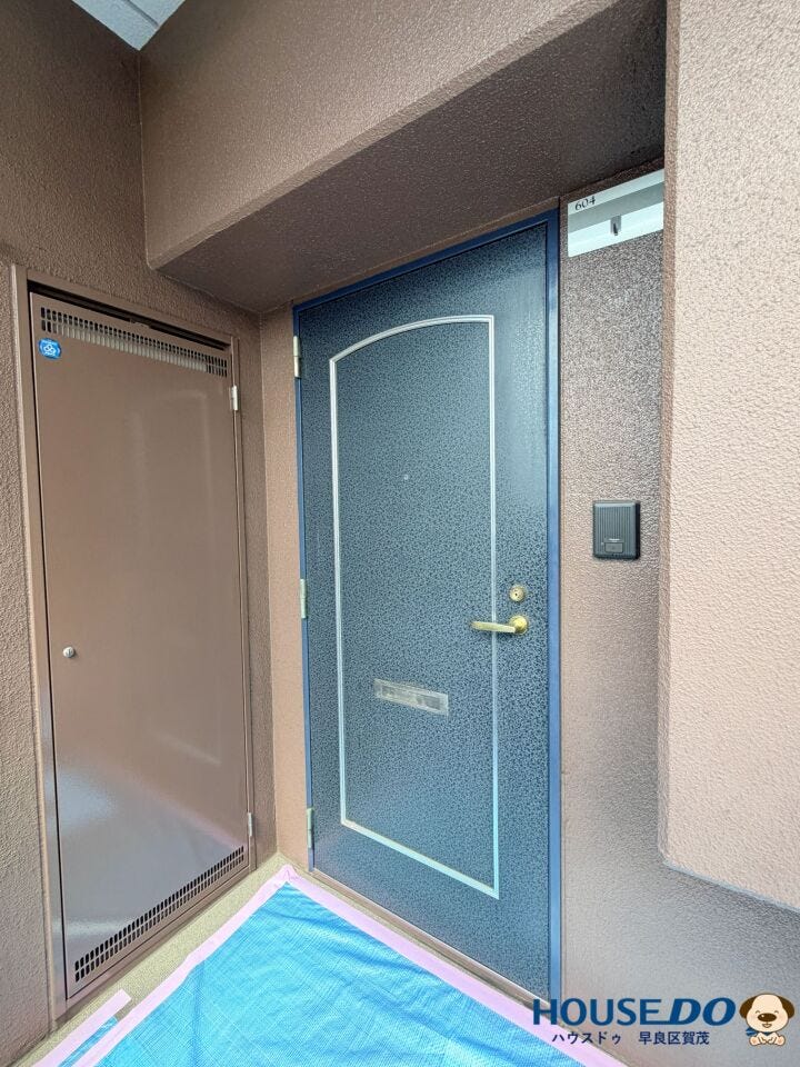 落ち着いた雰囲気の玄関扉。
住戸前を通行する人が少ない角部屋ならではのプライベート感も魅力です