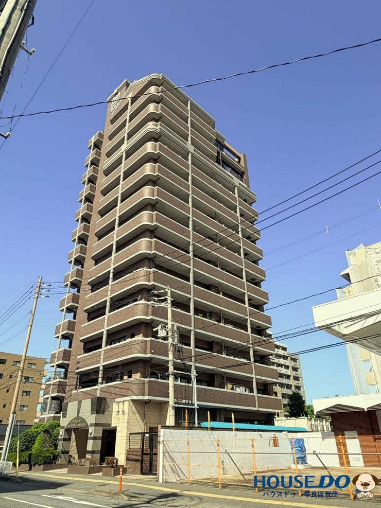 【外観】
13階建ての堂々とした佇まいが街並みの中でもひときわ存在感を放つマンション