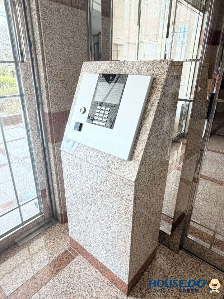 オートロックを採用し、住まう方の安心感に配慮
来訪者を確認できるカメラ付きインターホンで、
防犯面にも配慮されたマンションです