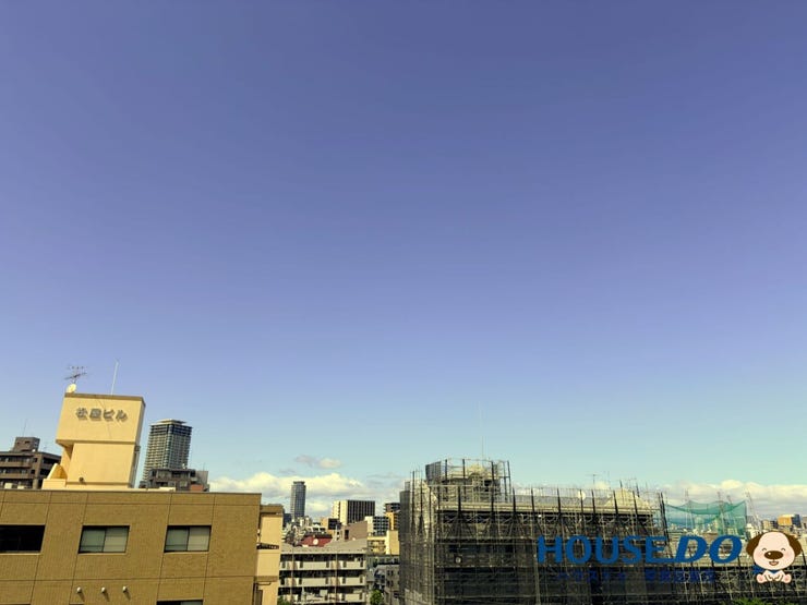 青空が大きく広がる開放的なロケーション
バルコニーからのびやかな景色を楽しみながら、
心地よく、ゆったりとした時間を過ごせそうです