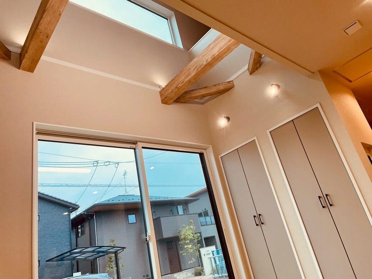 吹き抜けの高さと窓からの自然光が広がり、毎日が気持ちよく過ごせる解放感のある空間です。