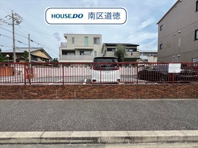 【外観】
約21.13坪の南向きのお土地です。
市営バス「瑞穂通四丁目」停 徒歩約2分。