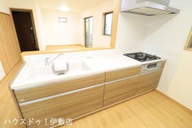 【YOKAIE 施工例（同仕様）】
カウンターキッチンで家族の笑顔を見ながら調理できます。扉カラーやホーローキッチンパネルの色を仕様書よりお選びいただけます。