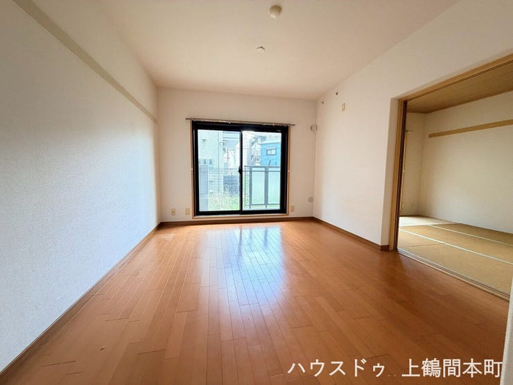 朝の光が、静かに今日を連れてくる洋室。