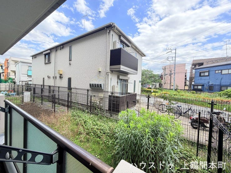 窓から広がる景色が、室内に明るさと開放感をもたらします