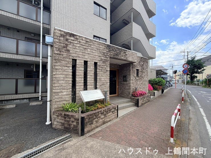 住まいの顔として迎える、ゆとりあるエントランス空間