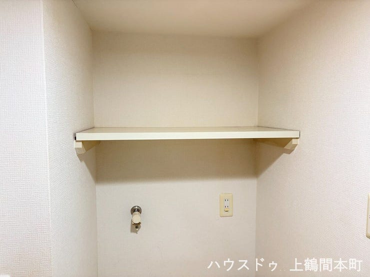 タオルや収納物を置ける広いスペースあり