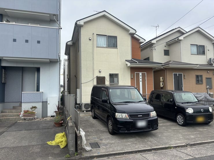 ◇外観◇
南向きのバルコニーで陽当たり良好です。陽の光がたっぷりと降り注ぎますのでお洗濯物もよく乾きそうですね。日中の最も洗濯物干しに適した時間帯を最大限に活用できます。