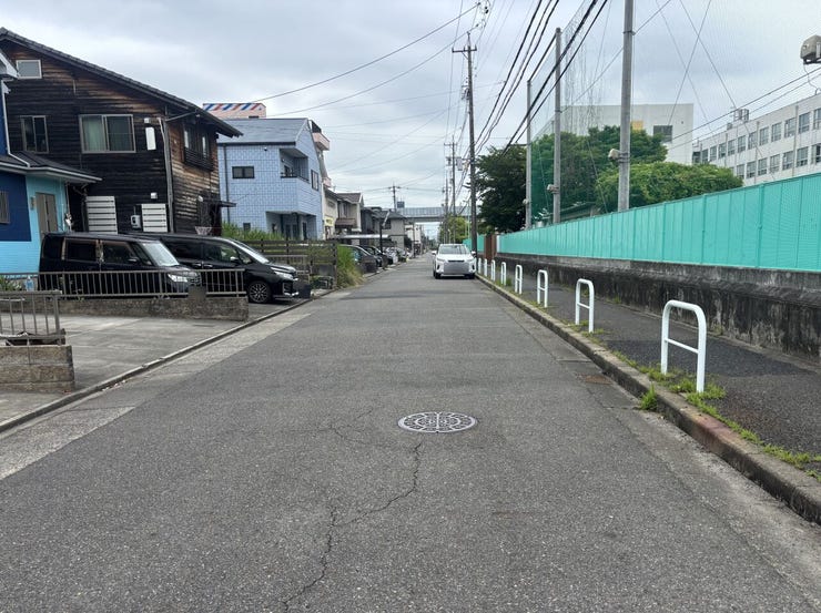 ◇前面道路◇
北側に面する道路は約7.5mです。車2台がすれ違っても安心な幅です。事故率や歩行者の安全性、騒音などを考えると程よい幅なのではないでしょうか。
