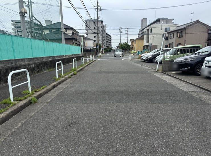 ◇前面道路◇
駐車スペースは並列3台可能です。来客時や、将来、車を買い足す場合にも安心です。ゆとりある駐車スペースは生活スタイルに合わせて柔軟に対応できますね。自転車やバイクなども置いていただけます