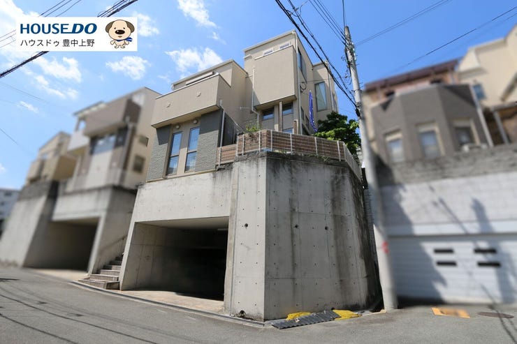 刀根山の閑静な住宅地に立地。お車2台駐車可能な掘り込みガレージ付き!小中学校、スーパーなど徒歩10分圏内に揃っています!