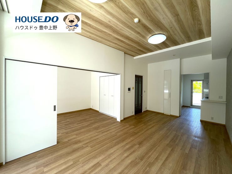【外観】
天井が高く、自然光がたっぷり入る開放的なリビング。隣接する洋室と一体利用でき、家族構成やライフスタイルに合わせて広々と使える伸びやかな空間です。