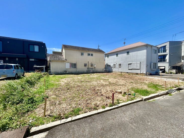 ◇外観写真◇
コンビニ、ドラッグストア、郵便局など、毎日の生活に必要な施設がすべて徒歩圏内にそろっています。周辺施設が充実しているかどうかも物件選びにおいては大切なポイントですね。