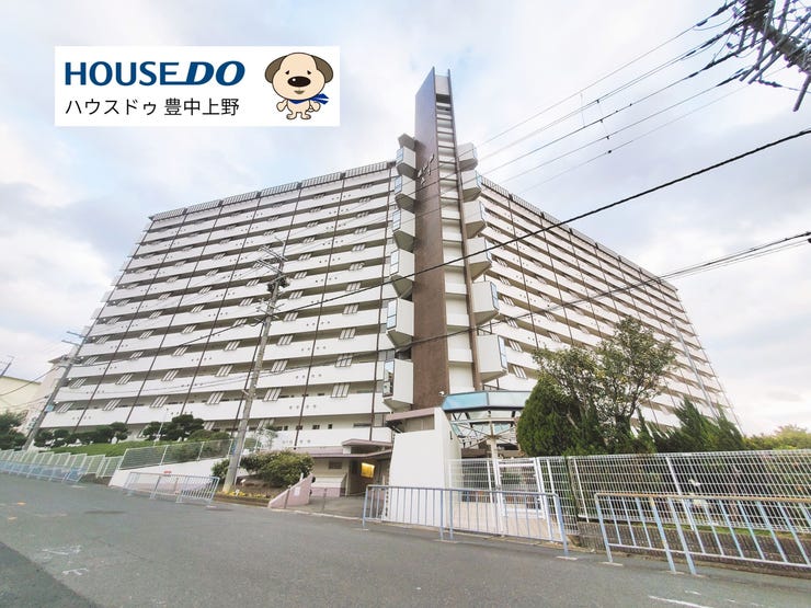 【外観】
北大阪急行「桃山台」駅まで徒歩約3分!阪急千里線「南千里」駅まで徒歩約14分!交通利便性の高い立地です♪
緑豊かな住環境で、敷地内に公園もございます♪