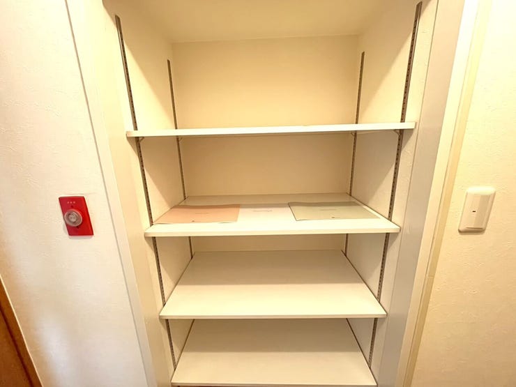 玄関すぐにも収納力たっぷりの棚があります