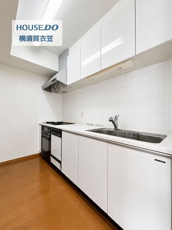 白を基調にまとめたキッチンは、収納力と作業性のバランスが良く、毎日の調理や片付けを効率よく行いやすい機能的な設備空間です。