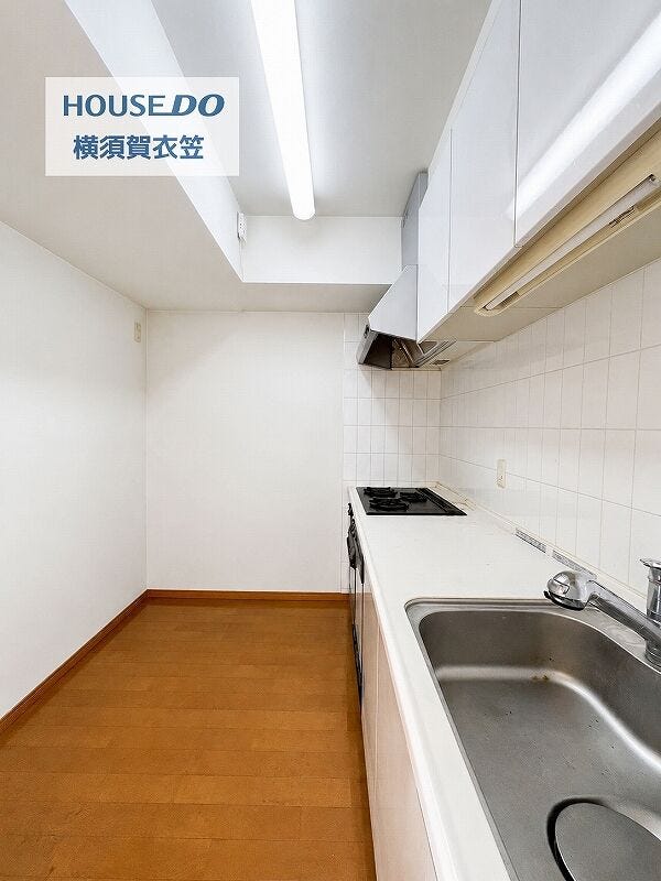 調理スペースにゆとりを持たせたキッチンは、シンクとコンロの配置が使いやすく、家事動線を意識したすっきりとした設計が魅力です。
