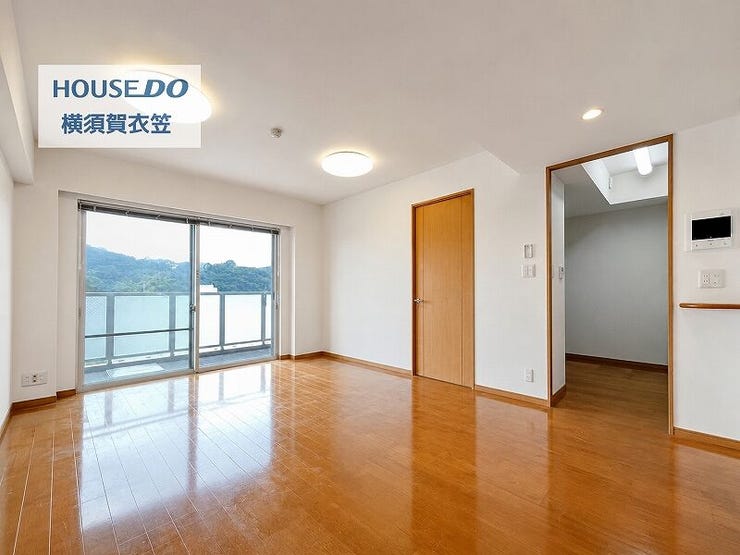 開口部の大きなリビングは、バルコニー越しの眺望も楽しめる明るい空間で、家族が集まる団らんの場としてゆったりと使いやすい設計です。