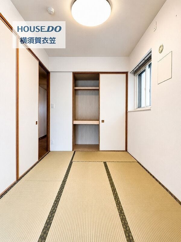 い草の香りが心地よい和室は、押入収納を備えた使い勝手のよい空間で、客間やお子さまの遊び場としても活用しやすい一室です。
