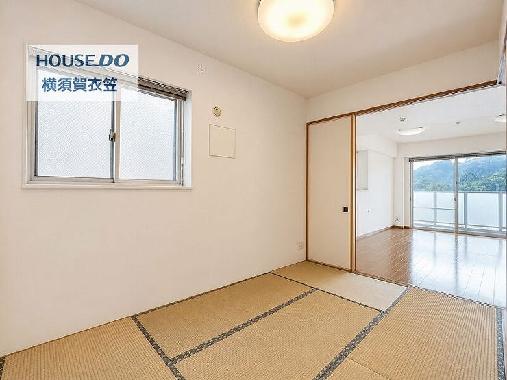 リビングに隣接する和室は、引き戸を開けて続き間として使うことで空間に広がりが生まれ、暮らしの幅を広げてくれる便利な設計です。