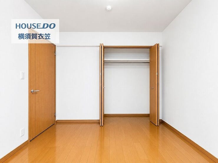 収納付きの洋室は、シンプルな形状でベッドやデスクも配置しやすく、寝室や子ども部屋など多目的に使いやすい居室空間です。
