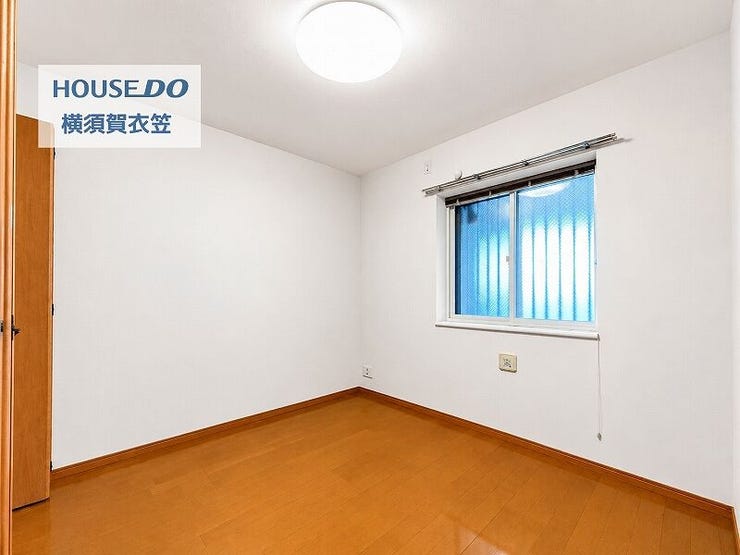 採光を確保した洋室は、壁面が広く家具配置のしやすい整った空間で、落ち着いて過ごせる個室として使いやすい一室です。