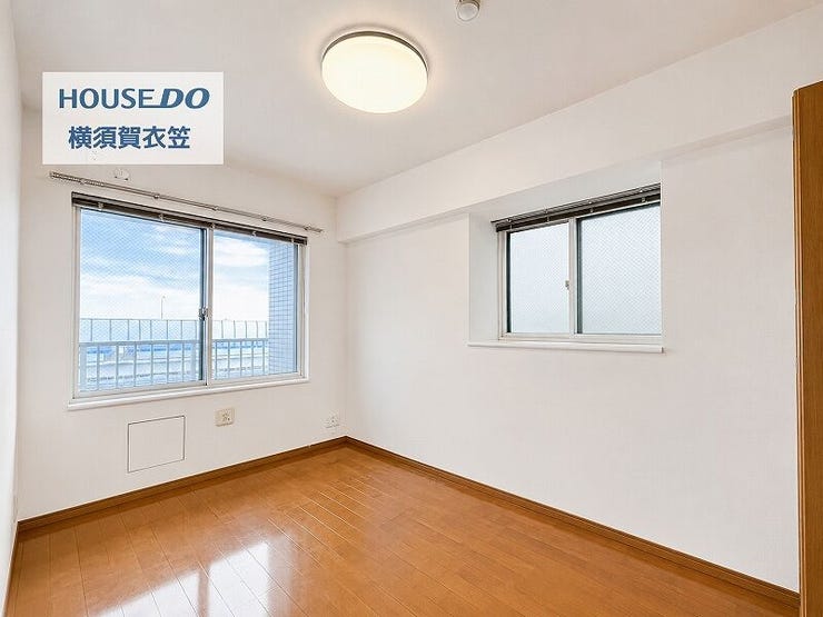 二方向に窓を設けた洋室は、室内にやわらかな光を取り込みやすく、開放感と独立性を兼ね備えており、主寝室としても使いやすい明るい空間です。