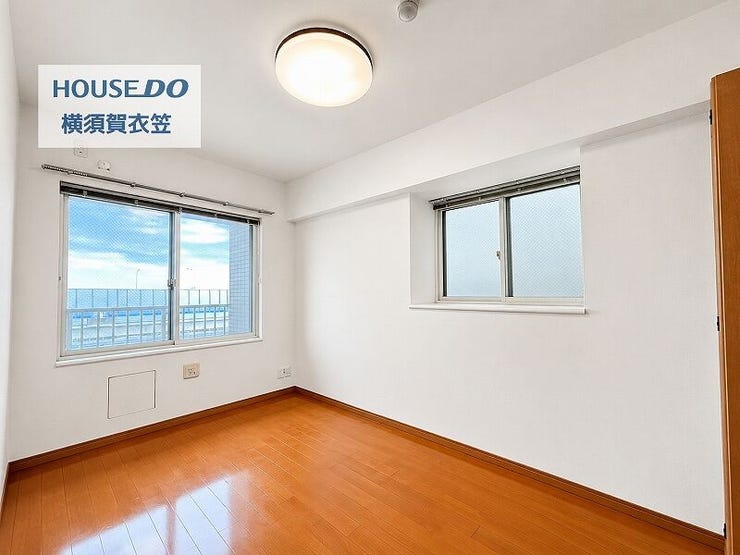 二面採光を確保した洋室は、室内全体に光が行き渡りやすく、明るさと通風に配慮された空間で、毎日を心地よく過ごしやすい居室となっています。