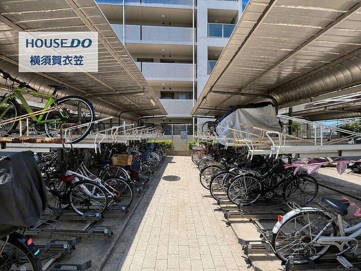 敷地内の駐輪場は屋根付きで整然と区画されており、自転車の出し入れがしやすく、天候に左右されにくい便利な共用スペースとして利用できます。