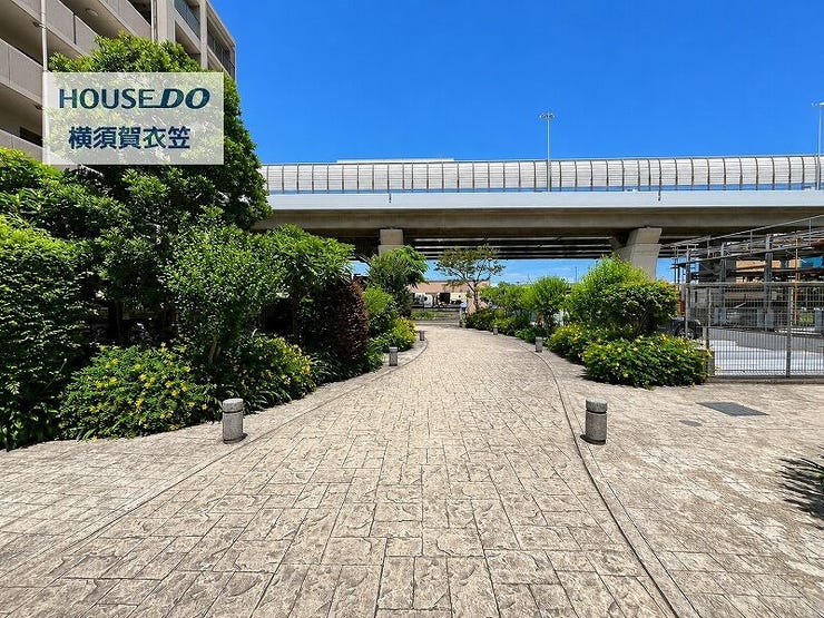 共用部へ続くアプローチは、ゆるやかな曲線と豊かな植栽が印象的で、住まい全体にゆとりと上質感を与える心地よい動線空間に整えられています。