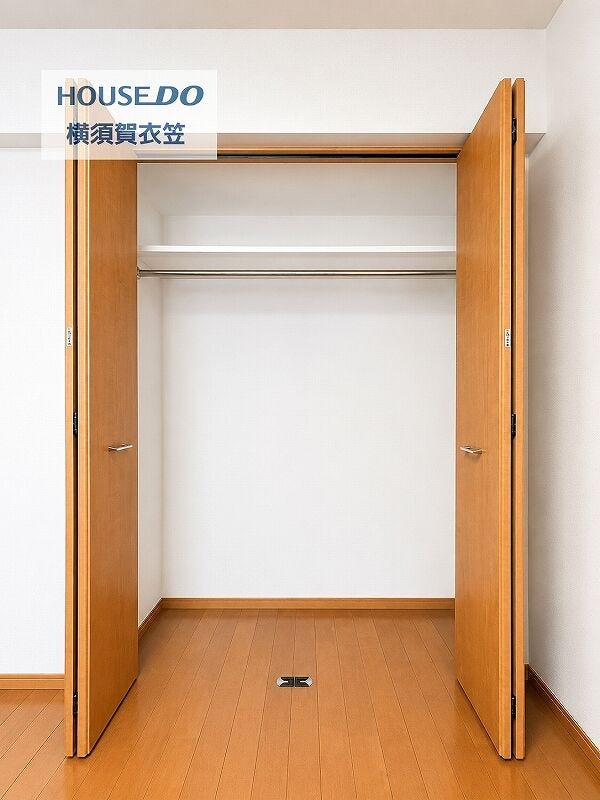 枕棚とハンガーパイプを備えたクローゼットは、衣類を掛けて整理しやすい奥行きも確保されており、季節物やバッグ類まですっきり収めやすい収納スペースとして重宝します。