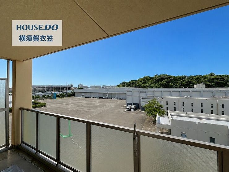 バルコニーからは前面に広がる空と緑を望むことができ、視界を遮りにくい開放感のある眺望が、日々の暮らしにゆとりを与えてくれます。