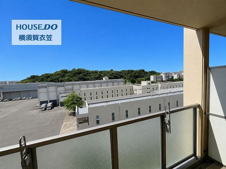 バルコニーから建物越しに豊かな緑を望めるため、都市的な利便性と自然の潤いをあわせて感じられ、のびやかな気分で過ごせる住環境です。